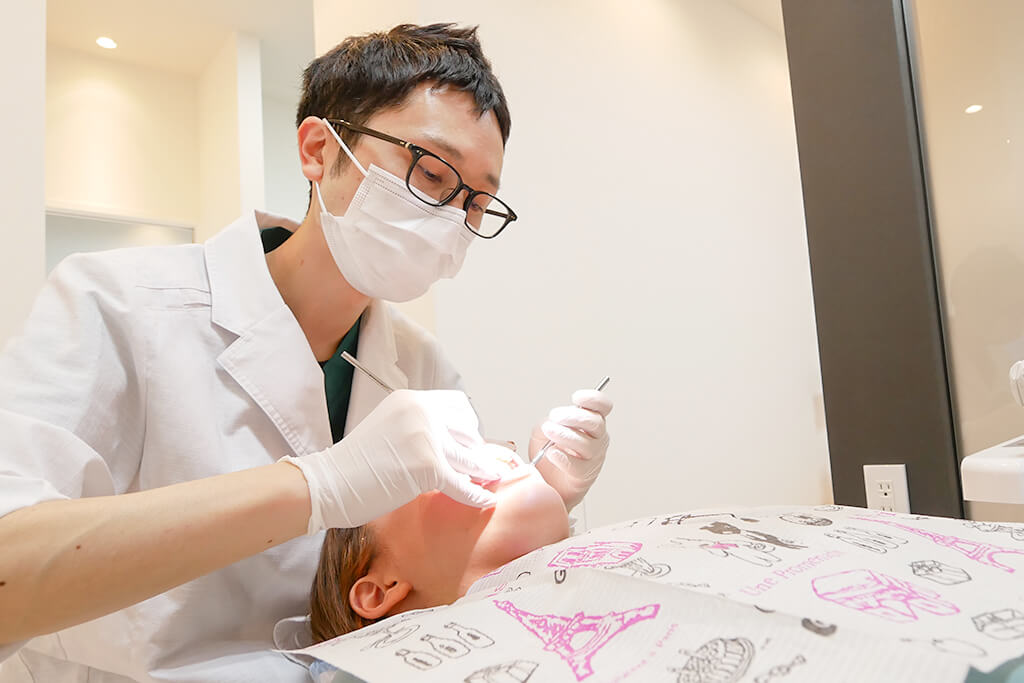 新横浜・横浜アリーナ前歯科・大学病院で経験を積んだ歯科医師が治療を担当
